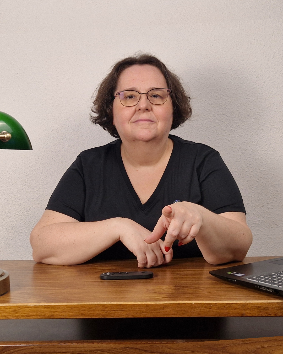 Malena, preparadora de oposiciones de Educación, en su mesa de trabajo